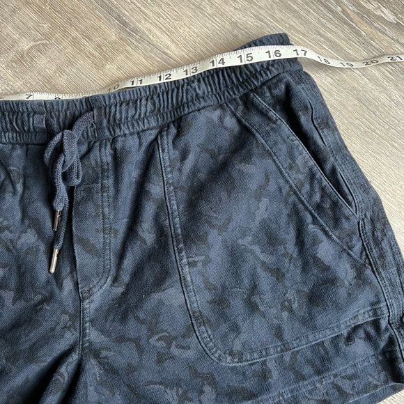 Athleta Camo Farallon Short-‎ 16 - Picture 2 of 6
